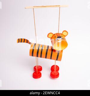 Einfache Aktivität zu tun, Tiger Toilettenpapierrolle Handwerk für Kinder und Kindergarten, DIY, Jahr des Tigers Handwerk, Marionette aus recycelten Materialien Stockfoto