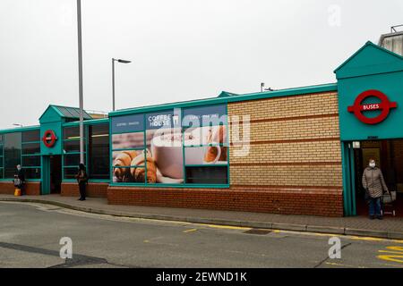 London, Großbritannien. 3rd. März 2021. Passagiere in Nordwestlondon, die von Streiks durch Busfahrer betroffen sind, sagen also, dass sie wegen der abgesagten Buslinien Schwierigkeiten haben, Impfzentren zu erreichen. 2000 Busfahrer in ganz London haben industrielle Maßnahmen bezüglich der Entgeltbedingungen ergriffen. London Sovereign (die als Tochtergesellschaft des französischen Unternehmens RATP tätig ist) bietet eine Gehaltserhöhung von 0,75% an, die Unite Union als "weit unter" anderen Londoner Busbetreibern bezeichnet. Weitere Streikmaßnahmen sind für Mittwoch, den 10th. Und 17th. März geplant. Kredit: Bradley Taylor / Alamy Live Nachrichten Stockfoto
