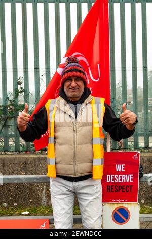 London, Großbritannien. 3rd. März 2021. Ein Busfahrer, bekannt als Bobby, streikt an der Streiklinie am Edgware Busbahnhof & Depot. 2000 Busfahrer in ganz London haben industrielle Maßnahmen bezüglich der Entgeltbedingungen ergriffen. London Sovereign (die als Tochtergesellschaft des französischen Unternehmens RATP tätig ist) bietet eine Gehaltserhöhung von 0,75% an, die Unite Union als "weit unter" anderen Londoner Busbetreibern bezeichnet. Weitere Streikmaßnahmen sind für Mittwoch, den 10th. Und 17th. März geplant. Kredit: Bradley Taylor / Alamy Live Nachrichten Stockfoto