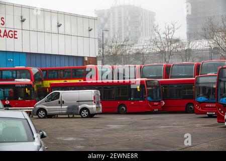 RATP Betrieb am 3rd. März 2020 während eines Busstreiks rote Busse der TfL London am Edgware Bus Depot. Stockfoto