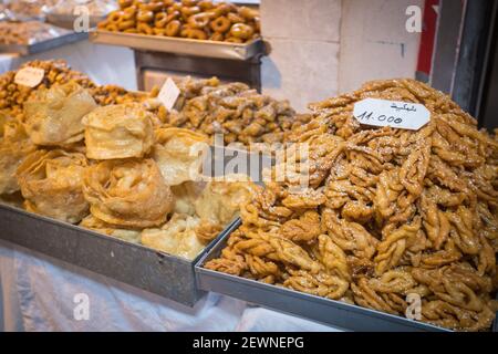 Verkauf von Kuchen in einem Souk Stockfoto