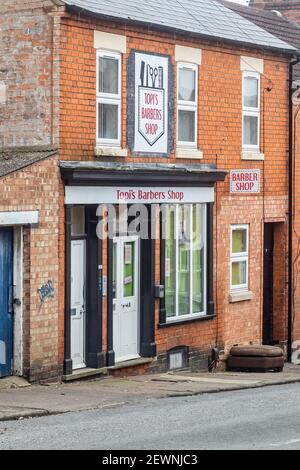 Barber Shop in Gordon Street geschlossen während der Sperre in Semilong Northamptons ärmeren Teil der Stadt. Engalnd, Großbritannien. Stockfoto