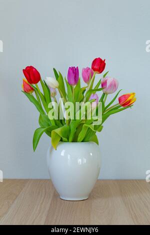 Bunte Tulpen in vase Stockfoto
