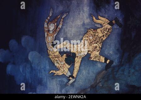 Punnaka wirft Vidhura von der Bergspitze, Wat Nai Rong, Thonburi, Bangkok, Thailand Stockfoto