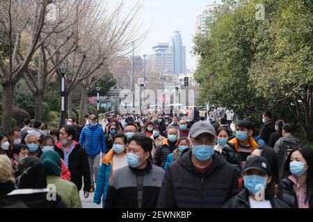 Shanghai.China-Feb,2021: Überfüllte Chinesen gehen auf der Straße in Gesichtsmaske, um Coronavirus zu verhindern Stockfoto