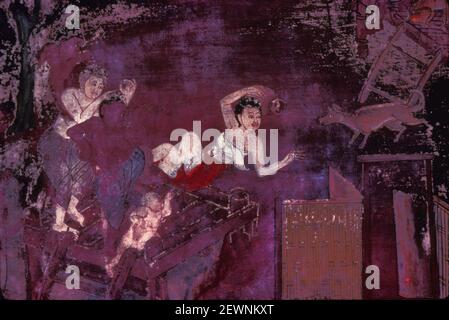 Jujakas attraktive junge Frau wird von ihren Nachbarn, Wat Suwannaram, South Wall, Thonburi, Bangkok, Thailand Stockfoto