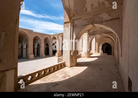 Yazd, Iran - 13,04.2019: Innenhof der historischen Jameh Moschee von Naein, Yazd Provinz, Iran. Sehr alte islamische Architektur. Stockfoto