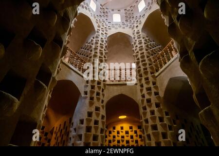 Meybod, Iran - 12,04.2019: Innenansicht des Taubenturms in Meybod, Provinz Yazd, Iran. Altes Taubenhaus im alten Persien mit vielen Taubenlöchern Stockfoto