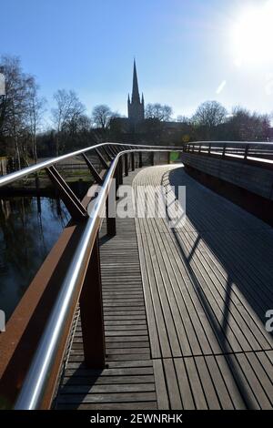 Suche entlang Peters-Brücke über den Fluss Wensum mit dem Turm der Norwich Kathedrale jenseits Stockfoto