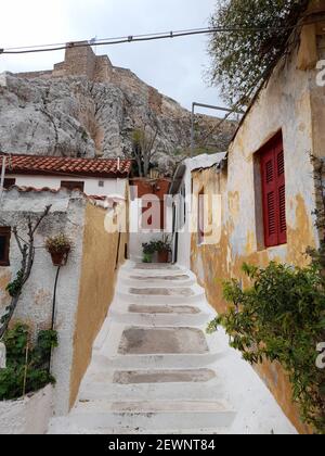 Traditionelle Gasse im Plaka Viertel, und genauer gesagt in Anafiotika, dem malerischsten Viertel in Athen, Griechenland, direkt am Felsen von AC Stockfoto