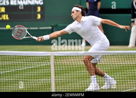 WIMBLEDON TENNIS CHAMPIONSHIPS 2008. 5TH TAG 27/6/2008 RODGER FEDERERERV WÄHREND SEINER 3ROUND SPIEL WIYH M.GICQUEL. BILD DAVID ASHDOWN Stockfoto