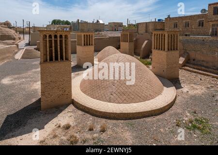 Alte Windfänger, oder Windtürme, jst neben dem alten Schloss von Naein in Yazd Provinz, Iran. Mittelalterliches Kühlgerät. Stockfoto