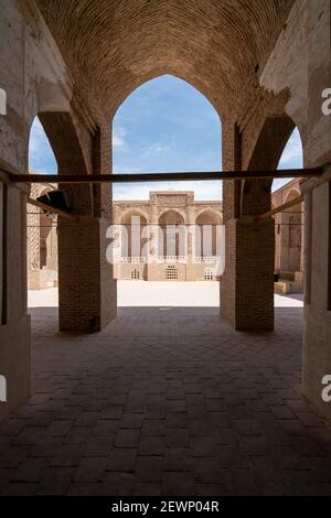 Yazd, Iran - 13,04.2019: Innenhof der historischen Jameh Moschee von Naein, Yazd Provinz, Iran. Sehr alte islamische Architektur. Stockfoto