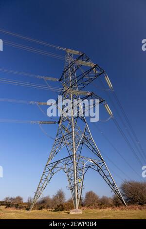 Strommast und Kabel gegen einen blauen Himmel Stockfoto