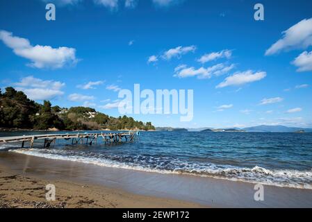 Strand mit hölzernen Pier, Tzaneria Strand, Skiathos Insel .Griechenland, weltberühmter schöner Strand. Stockfoto