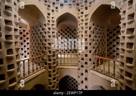 Meybod, Iran - 12,04.2019: Innenansicht des Taubenturms in Meybod, Provinz Yazd, Iran. Altes Taubenhaus im alten Persien mit vielen Taubenlöchern Stockfoto