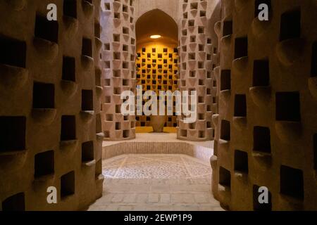 Meybod, Iran - 12,04.2019: Innenansicht des Taubenturms in Meybod, Provinz Yazd, Iran. Altes Taubenhaus im alten Persien mit vielen Taubenlöchern Stockfoto