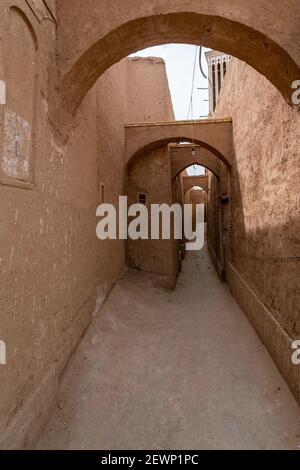 Enge Gassen des historischen Zentrums von Yazd, Iran. Lehmziegel und Bögen. Mittelalterliche Viertel. Stockfoto