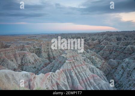 Badlands Wall, South Dakota, bei Sonnenuntergang nach einem vorübergehenden Sturm. Stockfoto