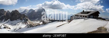 Rifugio Lagazuoi und Seilbahnstation vor der Kulisse der Dolomiten bei Sonnenuntergang. Winteralpen in der Nähe von Cortina d'Ampezzo, Venetien, Italien. Postkarte, F Stockfoto