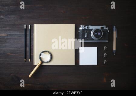 Reise-Schreibwaren-Konzept. Vintage-Kamera, Accessoires und Gegenstände auf Holzhintergrund. Flach liegend. Stockfoto