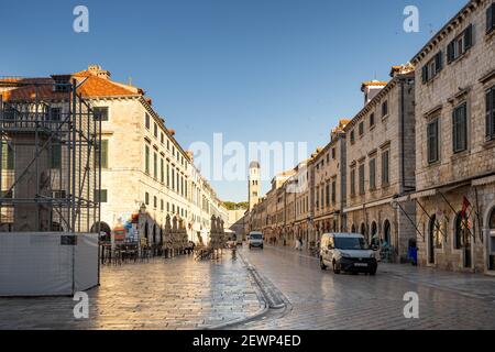 Dubrovnik, Kroatien - 22. Aug 2020: Blick auf den Glockenturm von der leeren stradun Straße in der Altstadt Morgensonnenaufgang Stockfoto