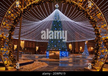 = Festliche Neujahrsdekorationen auf dem Lubyanka-Platz = schön Beleuchteten Weihnachtsbaum unter einem riesigen Licht Zelt aus Hunderte von LED-Leuchten Rahmen Stockfoto