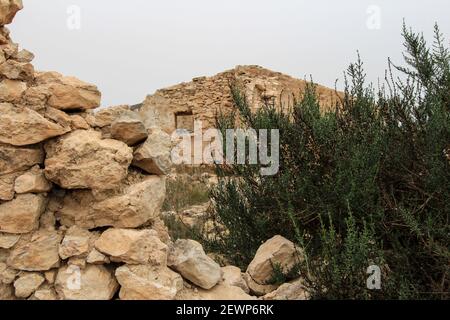 Reste, Mauern, Fenster von ruinierten Haus in der Landschaft in Spanien Stockfoto