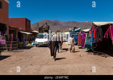 Telouet, Marokko - 14. April 2016: Straßenszene im Dorf Telouet, in der Atlas-Region von Marokko, mit Menschen in einem Straßenmarkt. Stockfoto