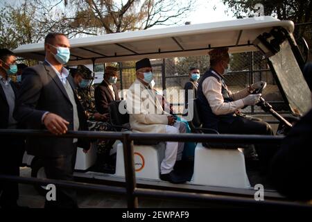 Lalitpur, Nepal. März 2021, 3rd. Premierminister KP Sharma Oli beobachtet am 3. März 2021 am Weltnaturschutztag in Lalitpur, Nepal, Tiere im Central Zoo. Kredit: Skanda Gautam/ZUMA Wire/Alamy Live Nachrichten Stockfoto