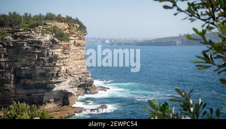 Küstenlandschaft mit Klippen und Meer, Aufnahme in Sydney, New South Wales, Australien Stockfoto