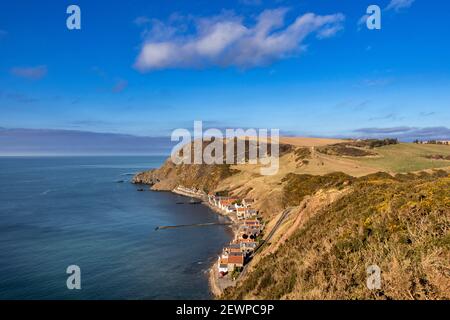 CROVIE DORF ABERDEENSHIRE SCHOTTLAND DIE LANDZUNGE REIHE VON HÄUSERN STEG WAND UND BLAUES MEER UND HIMMEL Stockfoto