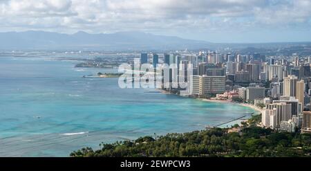 Blick auf die Küstenstadt mit azurblauem Wasser, aufgenommen am Diamond Head Lookout in der Nähe von Honolulu, Hawaii, USA Stockfoto