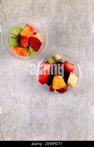 Ein Blick von oben auf frisch geschnittenes Obst in Plastikbechern Stockfoto