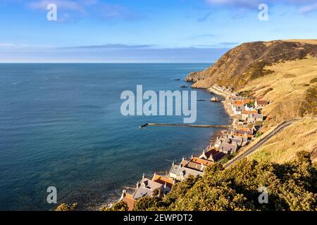 CROVIE DORF ABERDEENSHIRE SCHOTTLAND DIE REIHE DER HÄUSER STEG WAND DIE STEILE STRASSE INS DORF UND BLAUGRÜNES MEER DER BUCHT Stockfoto