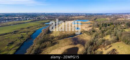 Luftaufnahme des Flusses Clyde, der am Dalzell Estate Country Park und RSPB Baron's Haugh Nature Reserve in der Nähe von Motherwell, North Lanarkshire, vorbeifließt. Stockfoto