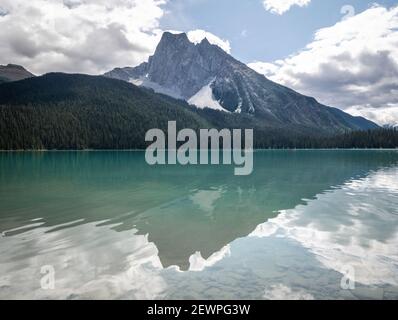 Vulkanartig geformter Berg, der sich in einem unberührten, farbenfrohen See widerspiegelt. Aufgenommen am Emerald Lake, Yoho National Park, British Columbia, Kanada Stockfoto