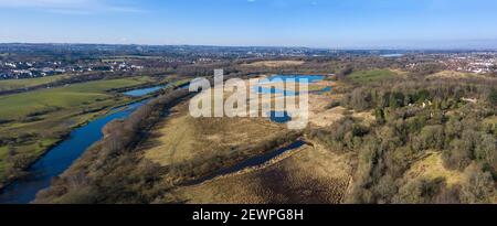 Luftaufnahme des Flusses Clyde, der am Dalzell Estate Country Park und RSPB Baron's Haugh Nature Reserve in der Nähe von Motherwell, North Lanarkshire, vorbeifließt. Stockfoto