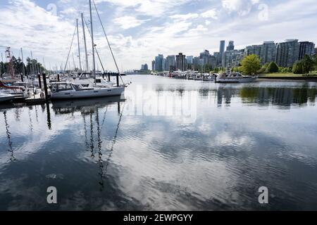 Hafen voller Segelboote mit Blick auf die Innenstadt, aufgenommen im Stanley Park, Vancouver, British Columbia, Kanada Stockfoto