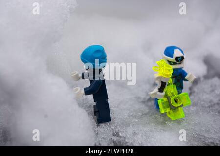 LEGO man minifiguren in Winterkleidung im Schnee Stockfoto