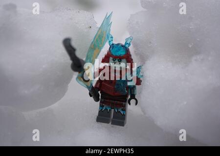 LEGO man minifiguren in Winterkleidung im Schnee Stockfoto