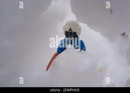 LEGO man minifiguren in Winterkleidung im Schnee Stockfoto