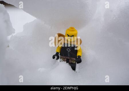 LEGO man minifiguren in Winterkleidung im Schnee Stockfoto