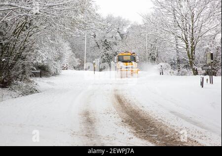 Hampshire County Council Gritter LKW und Schneepflug, Lymington Bottom Road, Medstead, Alton, Hampshire. Stockfoto