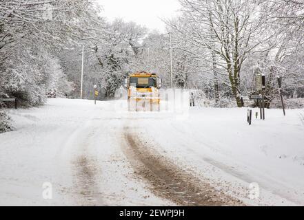 Hampshire County Council Gritter LKW und Schneepflug, Lymington Bottom Road, Medstead, Alton, Hampshire. Stockfoto