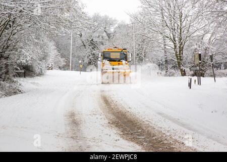 Hampshire County Council Gritter LKW und Schneepflug, Lymington Bottom Road, Medstead, Alton, Hampshire. Stockfoto