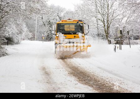 Hampshire County Council Gritter LKW und Schneepflug, Lymington Bottom Road, Medstead, Alton, Hampshire. Stockfoto