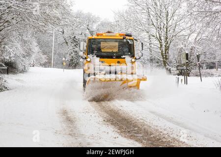 Hampshire County Council Gritter LKW und Schneepflug, Lymington Bottom Road, Medstead, Alton, Hampshire. Stockfoto