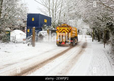 Hampshire County Council Gritter LKW und Schneepflug, Lymington Bottom Road, Medstead, Alton, Hampshire. Stockfoto