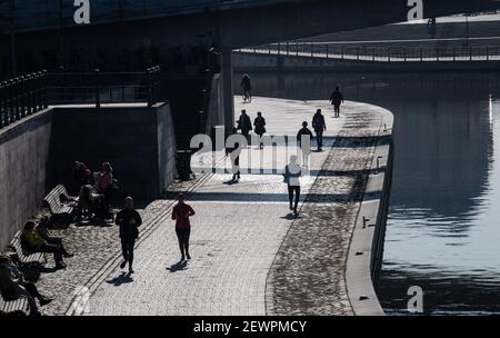 Berlin, Deutschland. März 2021, 03rd. Menschen genießen das gute Wetter im Regierungsviertel. Quelle: Paul Zinken/dpa-Zentralbild/dpa/Alamy Live News Stockfoto